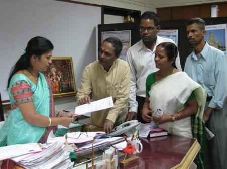 HJS members submitting representation to Mrs. Shraddha Jadhav, Mayor of Mumbai